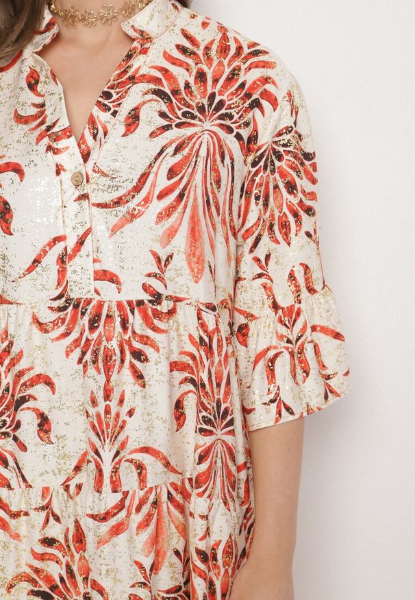 Born2be - Czerwona Rozkloszowana Sukienka z Lnem z Metalicznym Nadrukiem Filasenia. Okazja: na spacer. Typ kołnierza: kołnierz z falbankami, dekolt w kształcie V. Kolor: czerwony. Materiał: len. Wzór: nadruk. Sezon: lato. Styl: elegancki