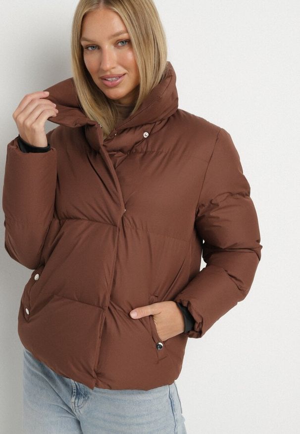 Born2be - Brązowa Kurtka Pikowana z Kołnierzem Beatsarda. Kolor: brązowy. Długość rękawa: długi rękaw. Długość: długie. Wzór: aplikacja