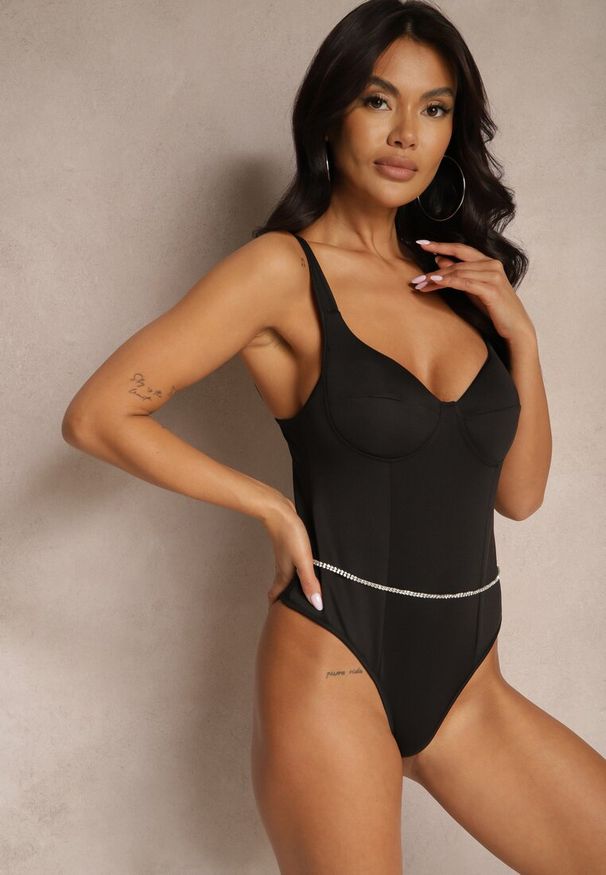 Renee - Czarne Body z Usztywnionymi Miseczkami Dodatkowo Łańcuszek z Cyrkonii Valedi. Kolor: czarny. Styl: wizytowy