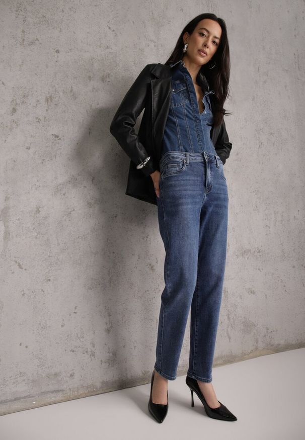 Renee - Niebieskie Jeansy z Dodatkiem Bawełny Typu Mom Fit Mastorea. Okazja: na co dzień. Stan: podwyższony. Kolor: niebieski. Sezon: wiosna. Styl: casual, street, klasyczny