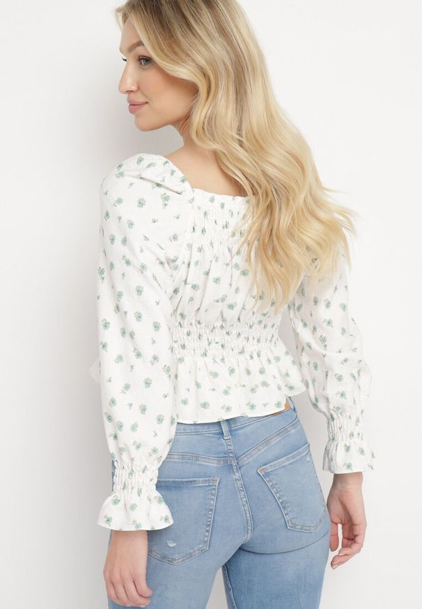 Born2be - Biało-Zielona Bluzka w Stylu Boho z Gumkami w Pasie i przy Dekolcie Nerassa. Okazja: na co dzień, na randkę. Kolor: biały. Materiał: satyna, jeans. Długość: długie. Wzór: kwiaty. Styl: boho
