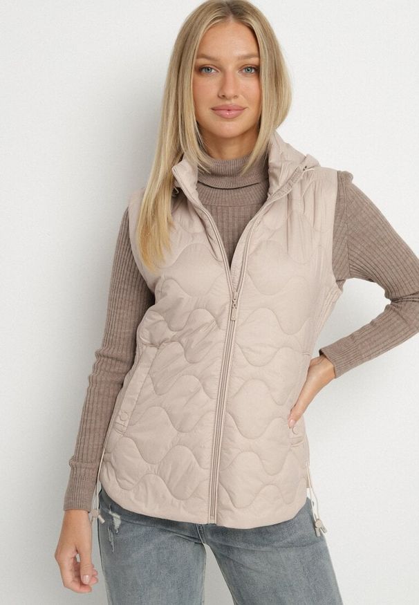 Born2be - Ciemnobeżowa Kamizelka z Odpinanym Kapturem Ozdobiona Pikowaniem Cirisse. Okazja: na spacer, na co dzień. Kolor: beżowy. Materiał: jeans. Wzór: aplikacja. Styl: klasyczny, casual, elegancki