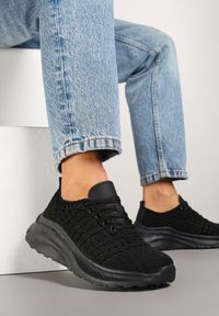 Renee - Czarne Siateczkowe Sneakersy Ozdobione Metaliczną Nicią Loreldi. Okazja: na co dzień. Kolor: czarny. Materiał: jeans. Wzór: aplikacja