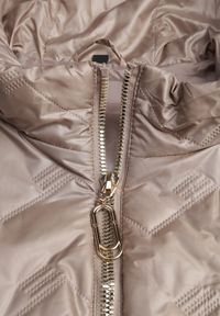 Renee - Brązowa Długa Pikowana Kamizelka z Kapturem i Ozdobną Naszywką Mentape. Typ kołnierza: kaptur. Kolor: brązowy. Długość: długie. Wzór: aplikacja. Styl: sportowy #6