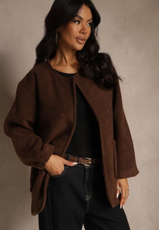 Renee - Brązowa Kurtka o Pudełkowym Kroju Bez Zapięć z Kieszeniami Unilda. Okazja: do pracy, na co dzień. Kolor: brązowy. Materiał: jeans, satyna, koronka. Styl: elegancki, casual
