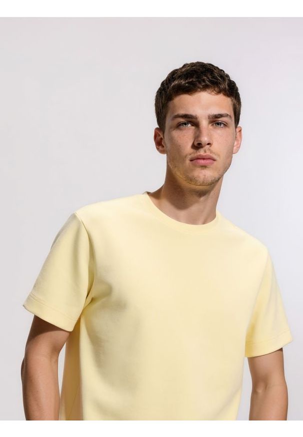 Reserved - Gładki t-shirt regular fit - żółty. Kolor: żółty. Materiał: bawełna, dzianina. Wzór: gładki