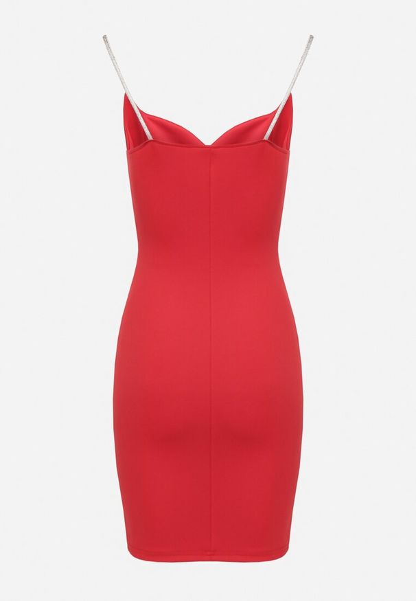 Born2be - Czerwona Dopasowana Sukienka z Marszczeniem i Cyrkoniowymi Ramiączkami Nalindraen. Kolor: czerwony. Długość rękawa: na ramiączkach. Wzór: aplikacja. Typ sukienki: dopasowane. Styl: wizytowy