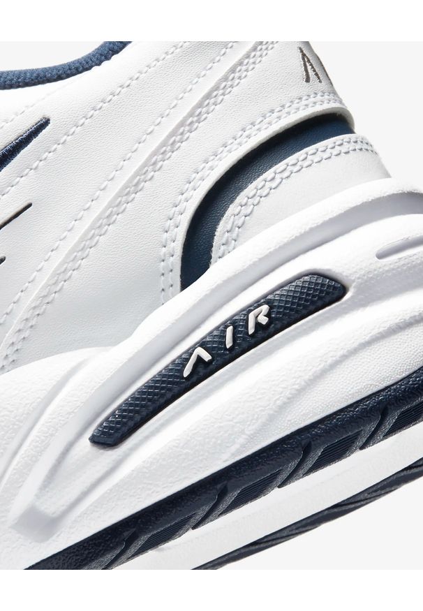 Sneakersy męskie Nike Air Monarch IV. Okazja: na co dzień. Kolor: biały. Materiał: skóra, syntetyk. Szerokość cholewki: normalna. Sport: fitness