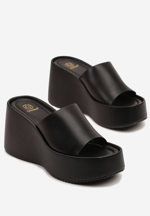 Born2be - Czarne Klapki na Koturnie w Minimalistycznym Stylu Filaneria. Okazja: na spacer. Kolor: czarny. Sezon: lato. Obcas: na koturnie. Styl: elegancki