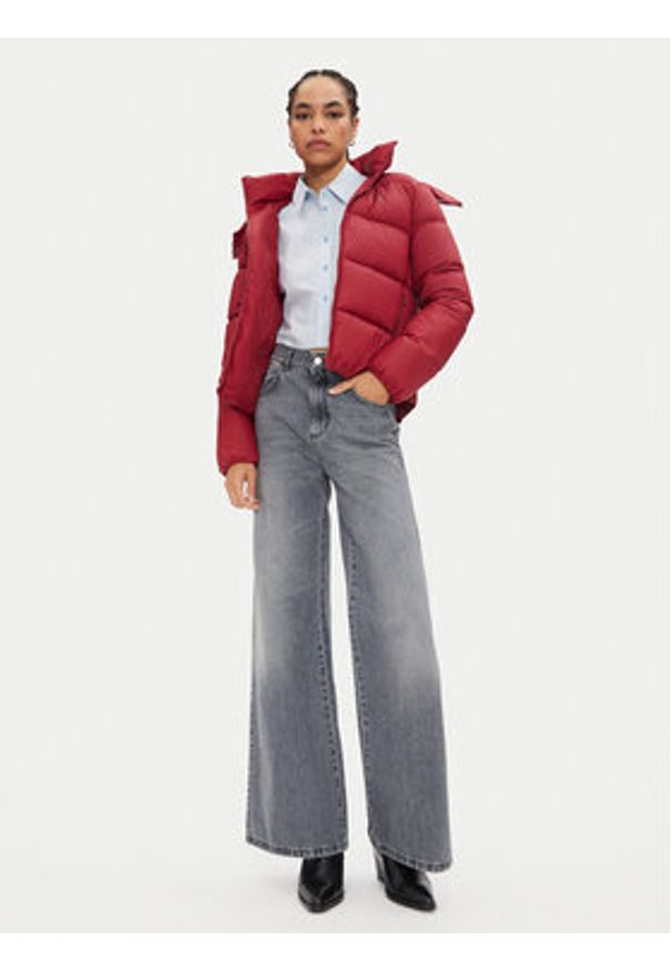 Calvin Klein Jeans Kurtka puchowa J20J223571 Czerwony Regular Fit. Kolor: czerwony. Materiał: syntetyk