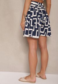 Renee - Granatowe Szorty z Wiskozy High Waist Ozdobione Geometrycznym Wzorem Lirazea. Stan: podwyższony. Kolor: niebieski. Materiał: wiskoza. Wzór: aplikacja, geometria