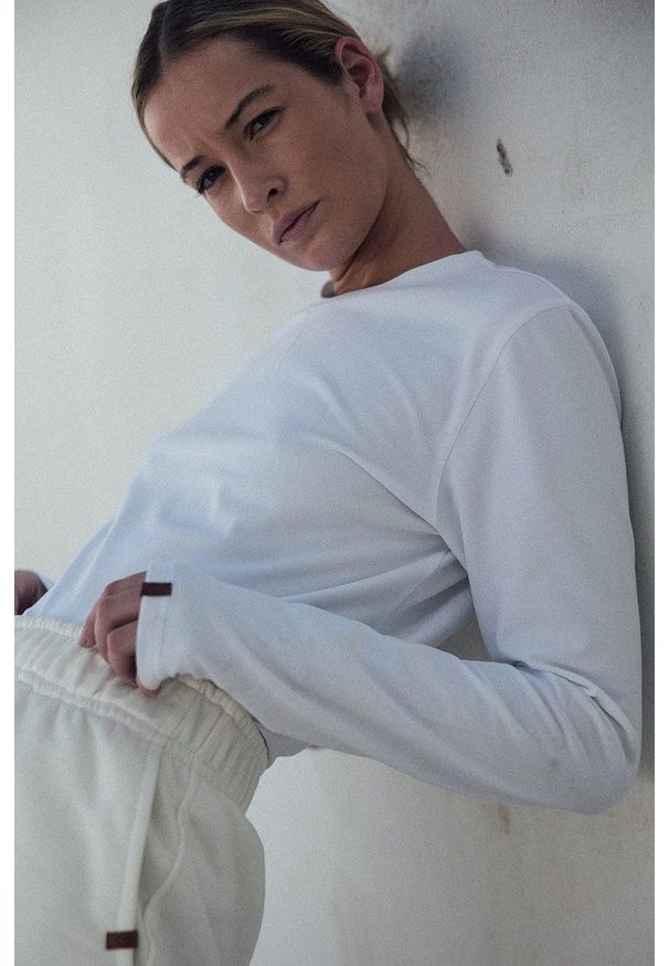 MUUV. - Longsleeve Basic Texture. Okazja: na co dzień. Kolor: biały. Materiał: skóra, materiał. Długość rękawa: długi rękaw. Wzór: ze splotem. Styl: casual