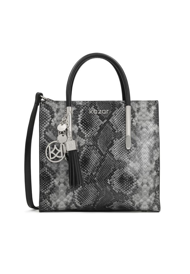 Kazar - Elegancka torebka z tłoczonej skóry ze srebrnym brelokiem. Kolor: czarny. Wzór: aplikacja. Dodatki: z breloczkiem. Materiał: skórzane, z tłoczeniem. Styl: elegancki