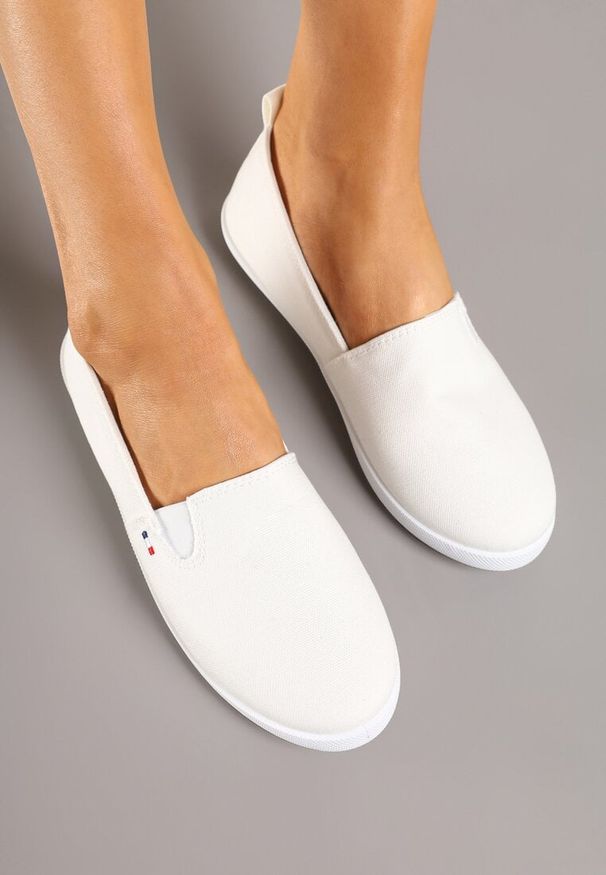 Renee - Białe Tenisówki Vices Basic z Materiałowymi Gumkami Aretela. Okazja: na co dzień. Kolor: biały. Materiał: materiał. Styl: casual