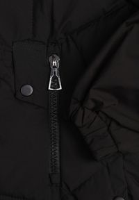 Born2be - Czarna Pikowana Kurtka z Kapturem Rękawy Zakończone Gumką Liliaz. Okazja: na co dzień, do pracy, na spotkanie biznesowe, na spacer. Typ kołnierza: kaptur. Kolor: czarny. Materiał: jeans. Styl: casual, biznesowy, elegancki #5