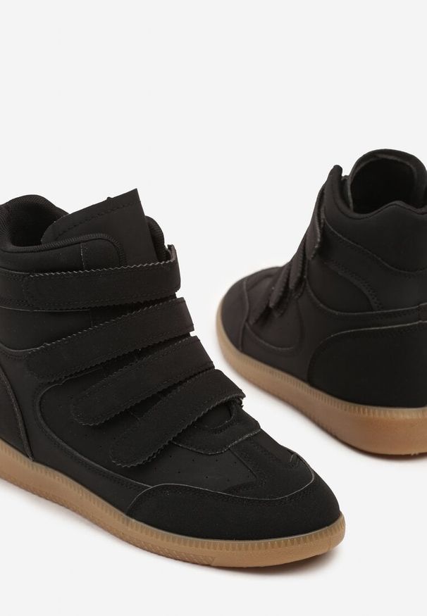 Renee - Czarne Sneakersy na Ukrytym Koturnie Ozdobione Przeszyciami Tlavie. Okazja: na co dzień. Zapięcie: rzepy. Kolor: czarny. Materiał: jeans. Wzór: aplikacja. Obcas: na koturnie