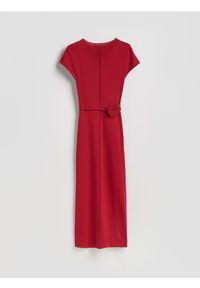 Reserved - Sukienka maxi z ozdobnym paskiem - czerwony. Kolor: czerwony. Materiał: wiskoza, dzianina. Długość: maxi #1