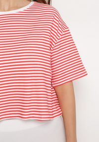 Born2be - Czerwony Bawełniany T-shirt o Oversizowym Krótkim Fasonie w Cienkie Paski Lakrida. Okazja: na co dzień. Kolor: czerwony. Materiał: bawełna. Długość: krótkie. Wzór: paski. Styl: casual, klasyczny #5