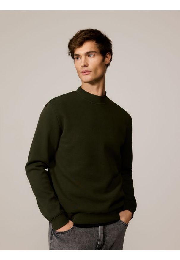 Reserved - Bluza ze stójką - ciemnozielony. Typ kołnierza: kołnierzyk stójkowy. Kolor: zielony. Materiał: dzianina, bawełna