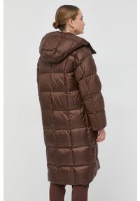 Marella kurtka puchowa damska kolor brązowy zimowa. Okazja: na co dzień. Typ kołnierza: kaptur. Kolor: brązowy. Materiał: puch. Sezon: zima. Styl: casual #4