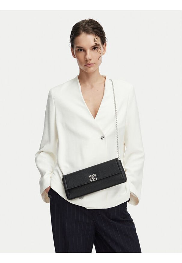 Calvin Klein Torebka Emblem Hw Pebble Clutch LV04F3740G Czarny. Kolor: czarny. Materiał: skórzane
