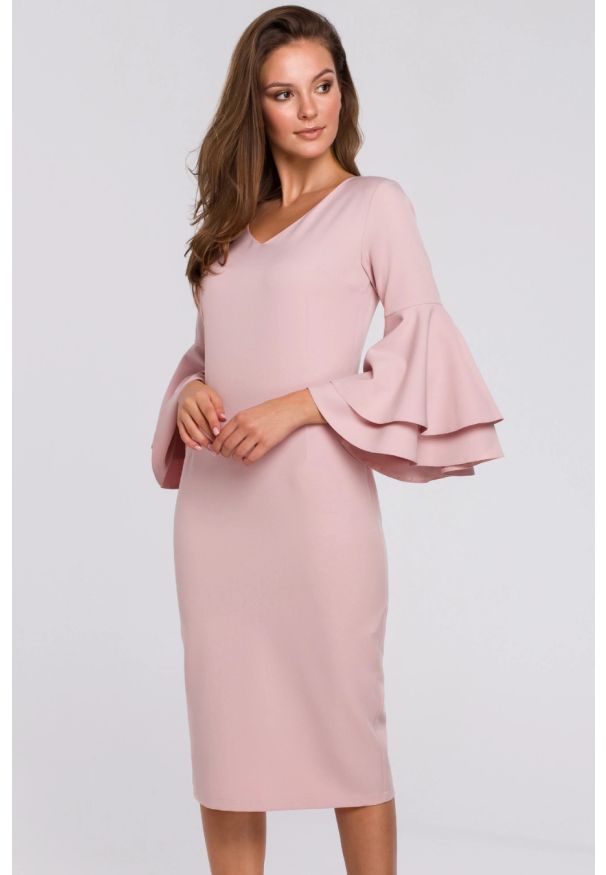 Makover - Sukienka na wesele elegancka z bufiastymi rękawami pudrowa. Okazja: na ślub cywilny, na wesele. Kolor: różowy. Typ sukienki: ołówkowe. Styl: elegancki. Długość: midi