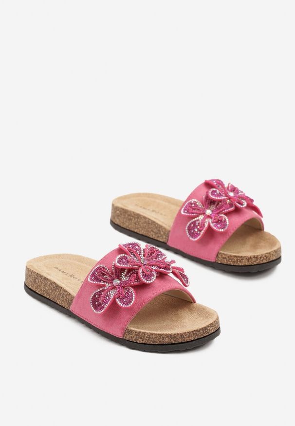 Renee - Fuksjowe Klapki Ozdobione Aplikacjami Kwiatów i Cyrkoniami Lilima. Okazja: na imprezę, na co dzień, na spacer. Nosek buta: otwarty. Kolor: różowy. Wzór: kwiaty, aplikacja. Sezon: lato. Obcas: na płaskiej podeszwie. Styl: casual, elegancki