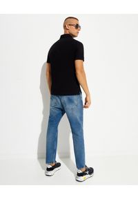 Versace Jeans Couture - VERSACE JEANS COUTURE - Czarna koszulka polo z kolorowym wzorem. Typ kołnierza: polo. Kolor: czarny. Materiał: bawełna. Wzór: kolorowy. Styl: klasyczny #4