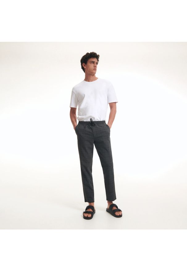 Reserved - Spodnie jogger slim w kratę - Szary. Kolor: szary
