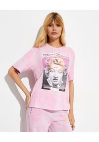 Versace Jeans Couture - VERSACE JEANS COUTURE - Różowy t-shirt ozdobiony printem. Kolor: fioletowy, wielokolorowy, różowy. Materiał: bawełna. Wzór: aplikacja, nadruk. Styl: elegancki