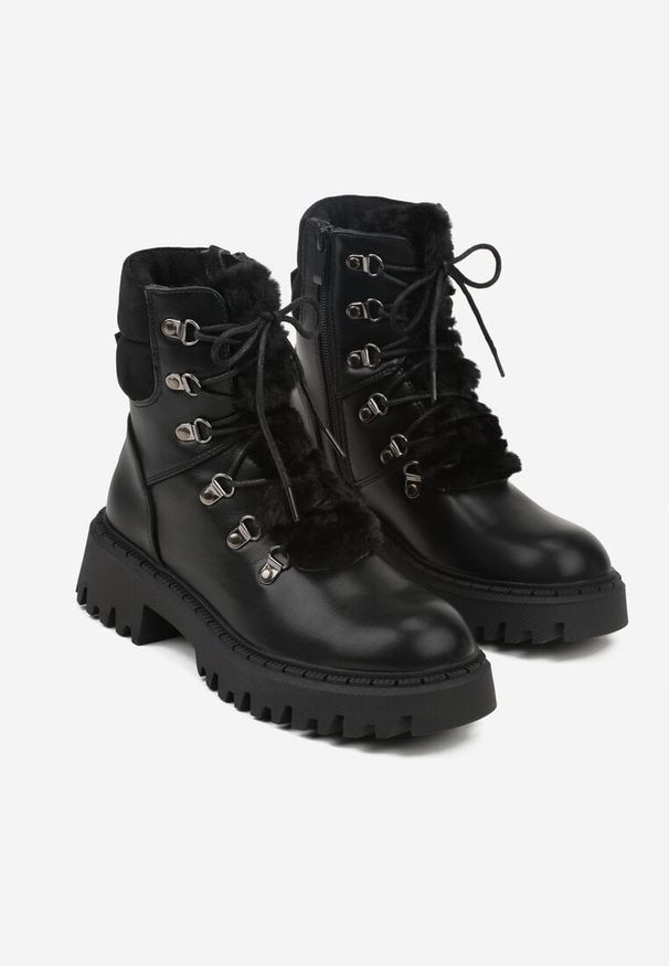 Renee - Czarne Trapery w Casualowym Stylu z Futerkowym Zdobieniem na Języku Taniapea. Okazja: na co dzień. Zapięcie: sznurówki. Kolor: czarny. Materiał: puch, jeans. Szerokość cholewki: normalna. Wzór: aplikacja. Styl: casual, street, klasyczny