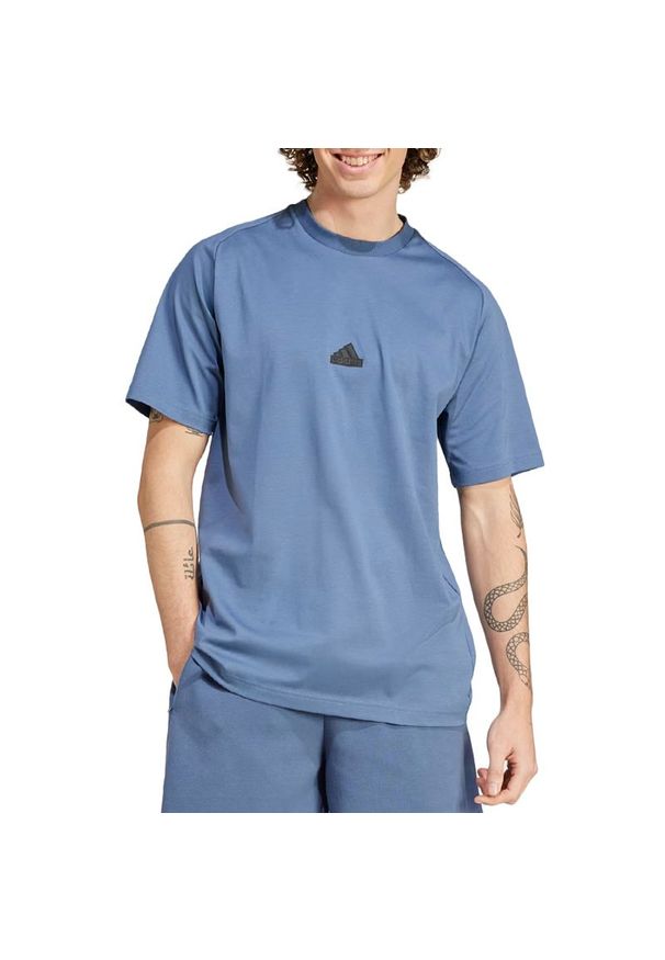 Adidas - Koszulka adidas Sportswear Z.N.E. IR5234 - niebieska. Kolor: niebieski. Materiał: bawełna, poliester. Długość rękawa: krótki rękaw. Długość: krótkie. Wzór: aplikacja