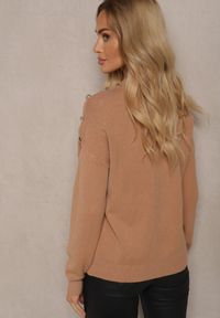 Renee - Beżowy Sweter z Półgolfem Wiskozą i Modalem Ozdobiona Guzikami Emmitana. Okazja: na co dzień. Kolor: beżowy. Materiał: wiskoza. Wzór: aplikacja. Styl: klasyczny, casual, elegancki #5