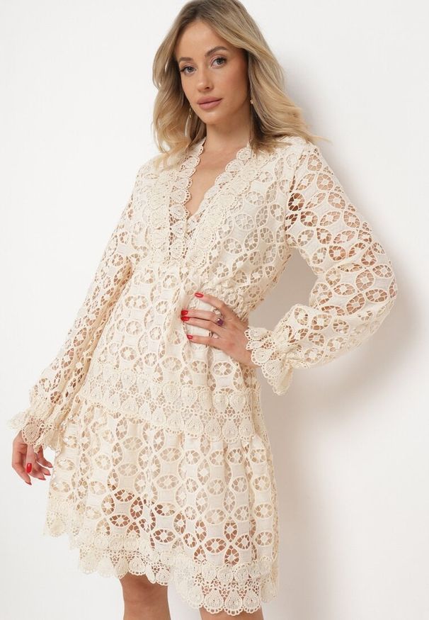 Born2be - Beżowa Sukienka Mellathe. Kolor: beżowy. Materiał: materiał, koronka. Długość rękawa: długi rękaw. Wzór: ażurowy, aplikacja. Styl: wizytowy. Długość: mini