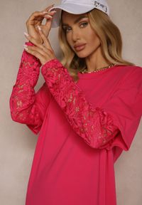 Renee - Fuksjowa Sukienka z Bawełny o Kroju Typu T-shirt z Koronką i Rozcięciami Tanisla. Okazja: na co dzień. Kolor: różowy. Materiał: bawełna, koronka. Wzór: koronka. Typ sukienki: proste, sportowe. Styl: sportowy, casual, elegancki