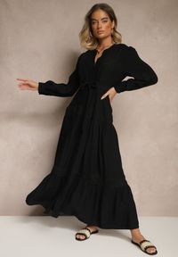 Renee - Czarna Wiskozowa Sukienka o Rozkloszowanym Kroju z Wiązanym Paskiem i Koronką Reisavien. Okazja: na co dzień, na spacer. Typ kołnierza: dekolt w serek. Kolor: czarny. Materiał: koronka, wiskoza. Wzór: koronka. Typ sukienki: rozkloszowane. Styl: casual, elegancki #1