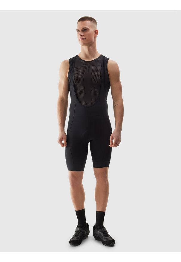 4f - 4F Spodenki rowerowe z szelkami męskie - czarne S. Stan: podwyższony. Kolor: czarny. Materiał: dzianina, elastan, włókno, syntetyk, materiał. Długość: krótkie. Wzór: gładki, jednolity, ze splotem. Sport: kolarstwo