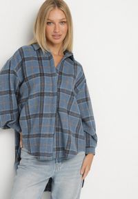Born2be - Niebieska Koszula Oversize w Kratę z Przedłużonym Tyłem Sulicella. Okazja: na co dzień. Typ kołnierza: kołnierzyk klasyczny. Kolor: niebieski. Materiał: jeans, dzianina. Długość rękawa: długi rękaw. Długość: długie. Styl: klasyczny, casual