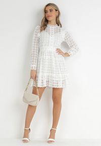 Born2be - Biała Koronkowa Sukienka Mini z Falbanką Kamari. Kolor: biały. Materiał: koronka. Wzór: gładki. Sezon: wiosna, lato. Długość: mini #3