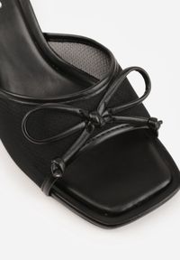 Born2be - Czarne Siateczkowe Klapki na Szpilce Ozdobione Kokardą Vikisae. Okazja: na co dzień. Kolor: czarny. Materiał: jeans. Wzór: aplikacja. Obcas: na szpilce. Styl: casual #9