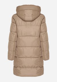 Born2be - Beżowa Długa Kurtka Pikowana z Kapturem i Ozdobną Taśmą przy Suwaku Galorrea. Okazja: na co dzień. Typ kołnierza: kaptur. Kolor: beżowy. Materiał: dzianina, poliester, jeans. Długość: długie. Styl: casual, elegancki #4