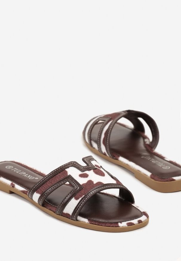 Renee - Brązowe Klasyczne Klapki z Motywem w Krowie Łaty na Płaskiej Podeszwie Idorelle. Okazja: na co dzień. Kolor: brązowy. Materiał: jeans, koronka. Sezon: lato. Obcas: na płaskiej podeszwie. Styl: klasyczny