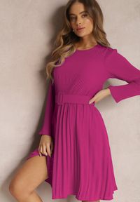 Renee - Ciemnofioletowa Sukienka Plisowana z Paskiem Phile. Kolor: fioletowy. Długość rękawa: długi rękaw. Styl: klasyczny. Długość: mini #3