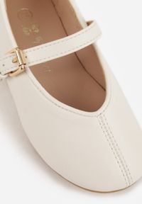 Born2be - Białe Klasyczne Balerinki Mary Jane z Paskiem z Klamerką Timabelle. Okazja: na uczelnię. Zapięcie: pasek. Kolor: biały. Materiał: jeans. Styl: klasyczny #4