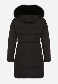 Born2be - Czarna Pikowana Kurtka z Kapturem z Futrem i Paskiem w Talii Acendria. Okazja: na co dzień. Typ kołnierza: kaptur. Kolekcja: plus size. Kolor: czarny. Materiał: futro. Styl: klasyczny, casual