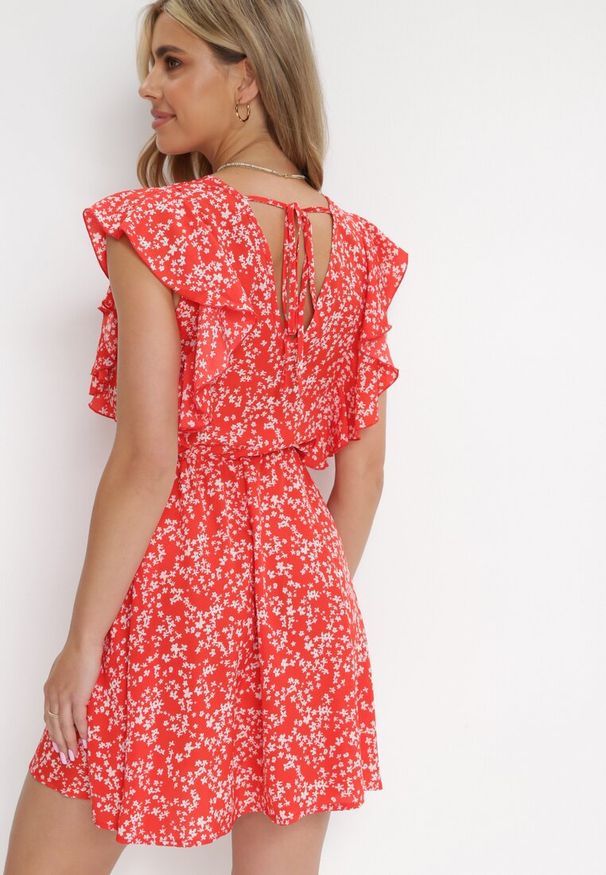 Born2be - Czerwona Sukienka Astepheme. Typ kołnierza: kołnierz z falbankami. Kolor: czerwony. Długość rękawa: bez rękawów. Wzór: ażurowy. Długość: mini