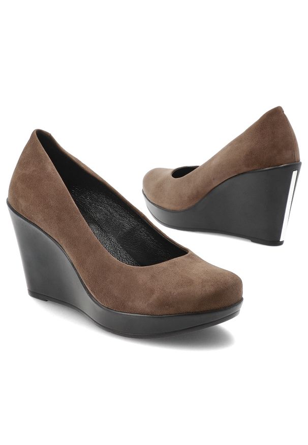 Brązowe Czółenka Karino Eleganckie Obuwie Damskie Na Koturnie. Okazja: na co dzień, na spotkanie biznesowe. Kolor: brązowy. Materiał: skóra, welur, tworzywo sztuczne. Obcas: na koturnie. Styl: elegancki