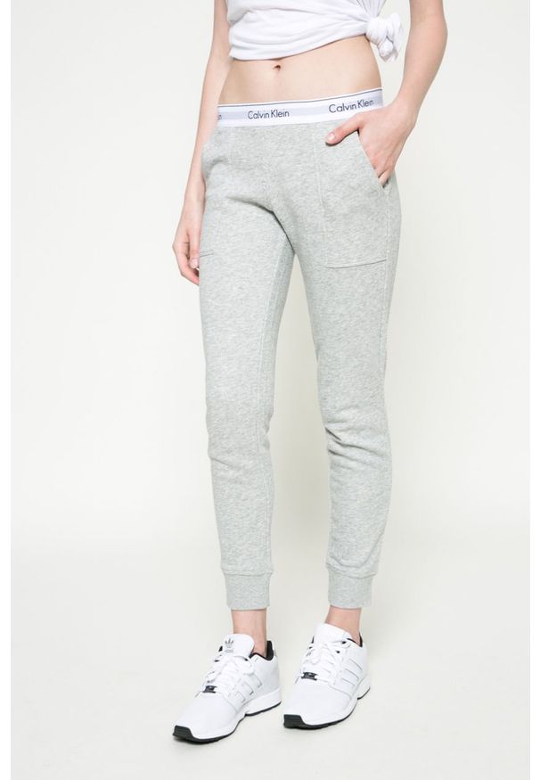 Calvin Klein Jeans - Spodnie. Kolor: szary. Materiał: bawełna, poliester, dzianina. Wzór: gładki, melanż