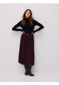 Reserved - Plisowana spódnica z paskiem - ciemnofioletowy. Kolor: fioletowy. Materiał: dzianina #1