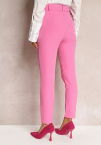 Renee - Różowe Dopasowane Spodnie Garniturowe High Waist z Paskiem w Talii Ozdobionym Klamrą Binah. Stan: podwyższony. Kolor: różowy. Długość: długie. Wzór: aplikacja #5